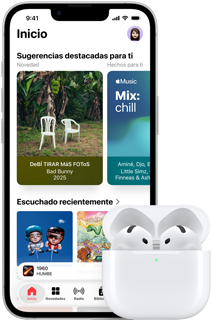 iPhone 17e, parte frontal, app Apple Music con la pantalla de inicio abierta, junto a unos AirPods Pro 4 en un estuche de carga MagSafe abierto