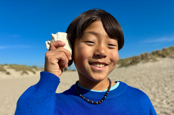 Foto tomada con la cámara Fusion de 48 MP, funcionalidad de retratos de última generación en uso, enfocada en la cara de una persona