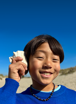 Foto tomada con la cámara Fusion de 48 MP, funcionalidad de retratos de última generación en uso, enfocada en la cara de una persona