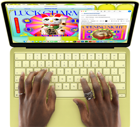 MacBook Neo, color amarillo cítrico, manos en el teclado, alguien está redactando un email con una invitación a una exposición de arte, el sitio web del evento está abierto al lado