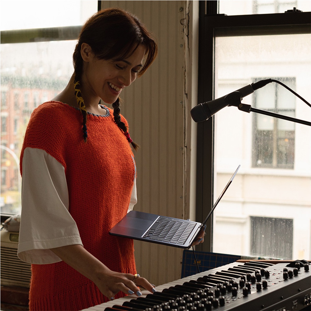 MacBook Air 13" M2 (CTO) - 8 CPU, 10 GPU, 24GB, 512GB, Español - Medianoche