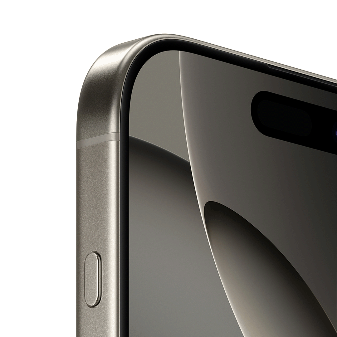 Primer plano detallado de la esquina superior derecha de un iPhone 16 Pro de color titanio natural. Se aprecian el marco lateral, el botón de encendido y parte de la pantalla apagada. El diseño es liso y muestra la construcción de alta calidad del dispositivo.