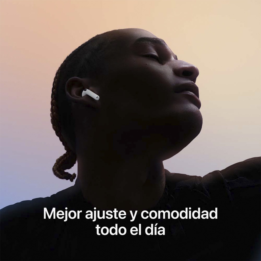 Un joven con piel oscura y el cabello trenzado (posiblemente un hombre, dado el perfil visible) usa un auricular blanco AirPods 4 en su oído derecho. Está de perfil, mirando hacia arriba y a la izquierda, con una iluminación dramática que lo siluetea contra un fondo degradado de colores pastel, que va de naranja a morado claro. En la parte inferior de la imagen se lee 'Mejor ajuste y comodidad todo el día'.