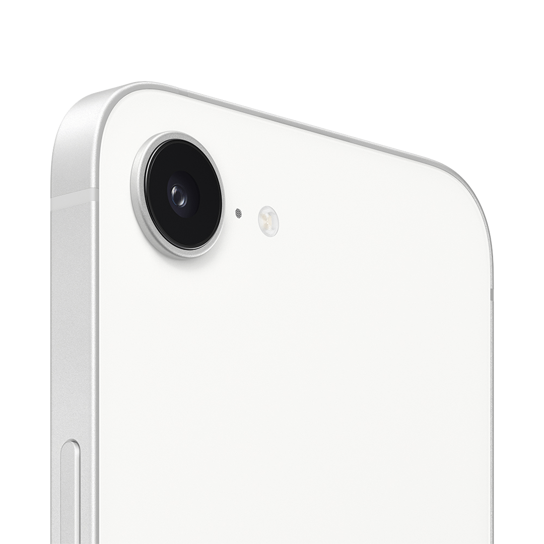 Detalle de la cámara trasera del iPhone 16e en color blanco, mostrando el lente, el micrófono y el flash, con un diseño de bordes planos en aluminio.